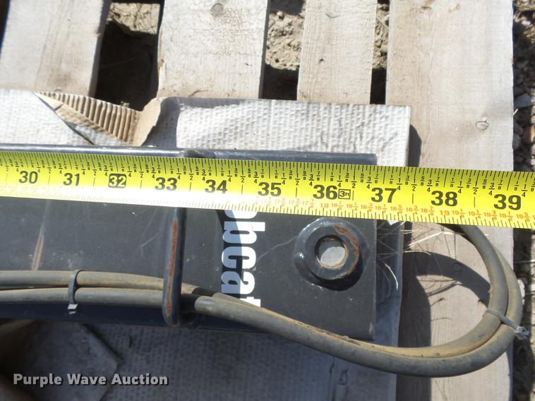 image for item DE9192 (2) Bobcat stabilizers