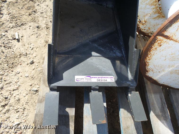 image for item DE9194 12"W backhoe bucket