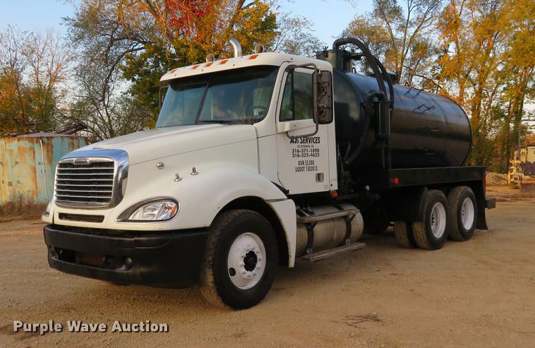 image for item DF9793 2006 Freightliner Columbia vacuum truck