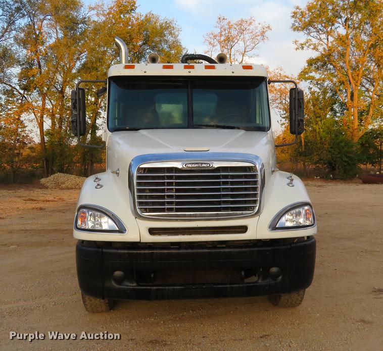 image for item DF9793 2006 Freightliner Columbia vacuum truck