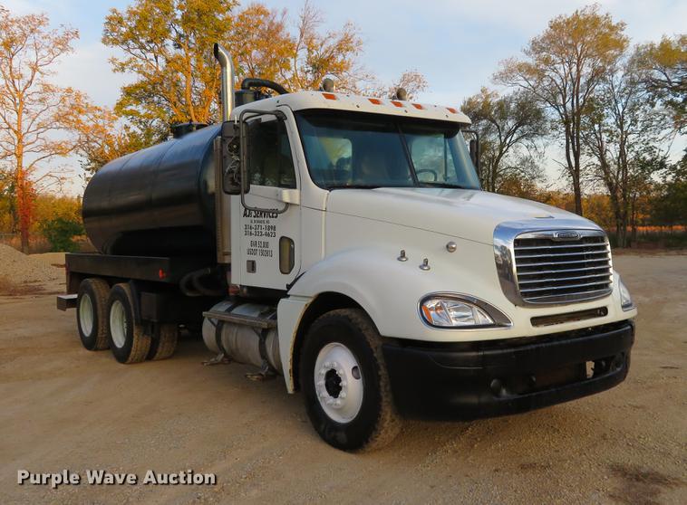 image for item DF9793 2006 Freightliner Columbia vacuum truck