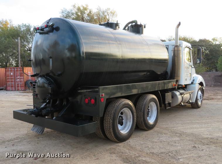 image for item DF9793 2006 Freightliner Columbia vacuum truck