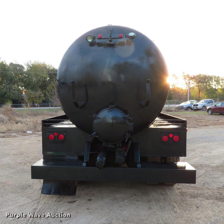 image for item DF9793 2006 Freightliner Columbia vacuum truck