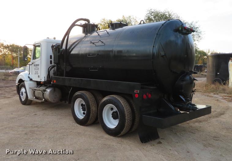 image for item DF9793 2006 Freightliner Columbia vacuum truck