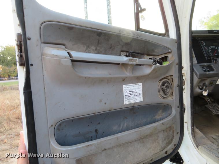 image for item DF9793 2006 Freightliner Columbia vacuum truck