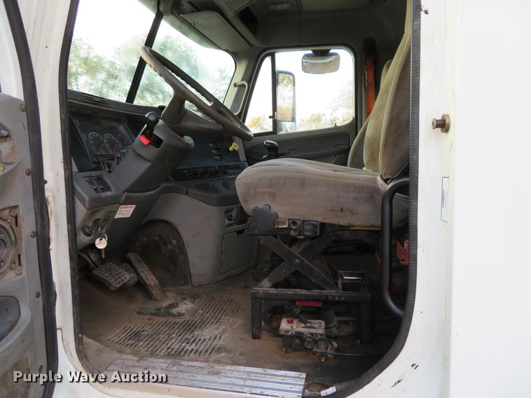image for item DF9793 2006 Freightliner Columbia vacuum truck