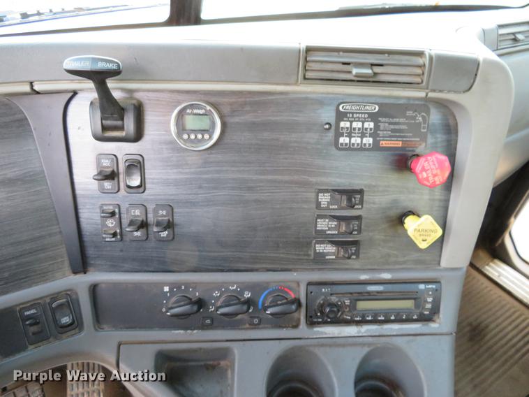 image for item DF9793 2006 Freightliner Columbia vacuum truck