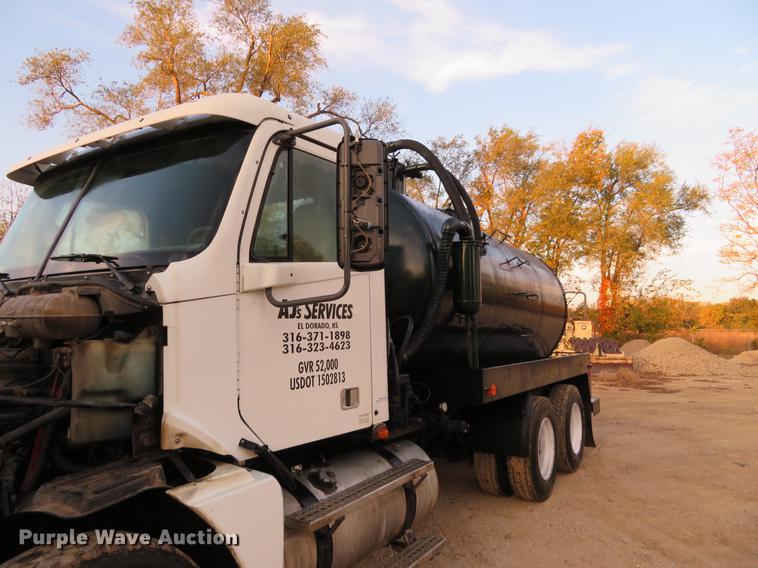 image for item DF9793 2006 Freightliner Columbia vacuum truck