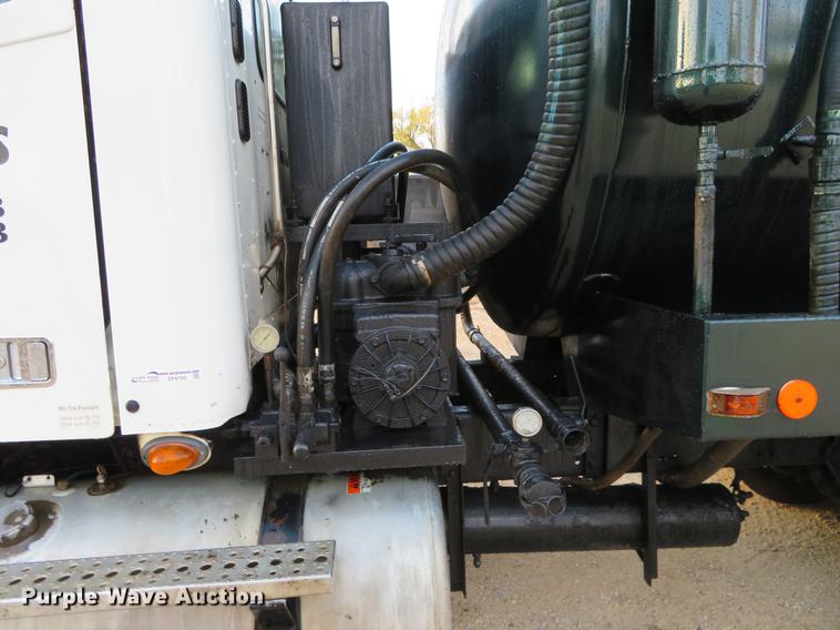 image for item DF9793 2006 Freightliner Columbia vacuum truck