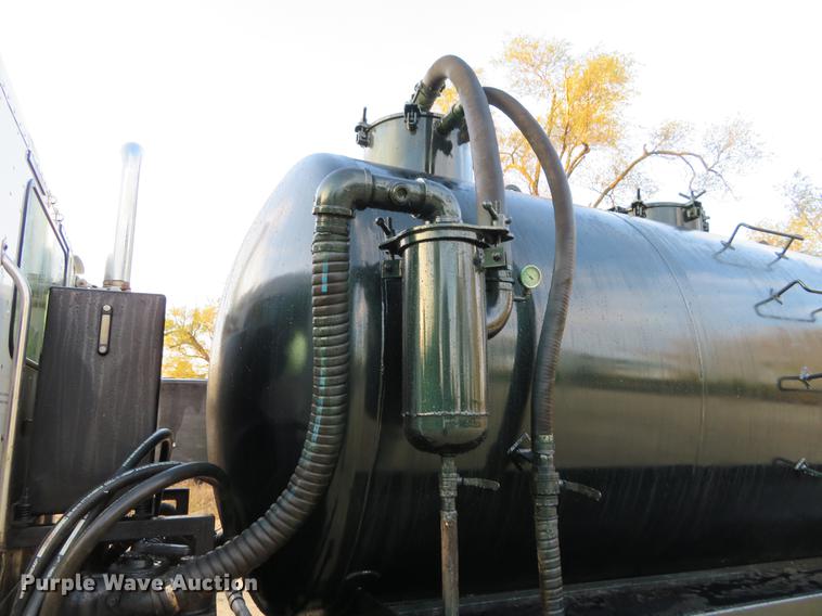 image for item DF9793 2006 Freightliner Columbia vacuum truck