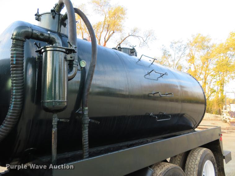 image for item DF9793 2006 Freightliner Columbia vacuum truck