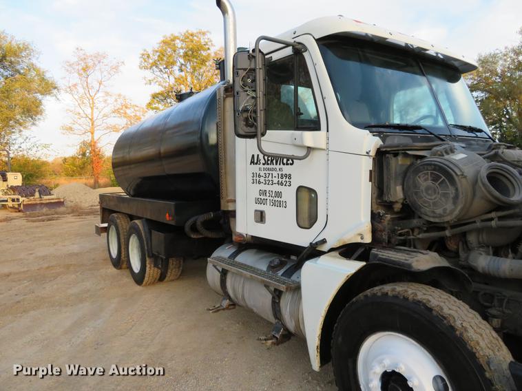 image for item DF9793 2006 Freightliner Columbia vacuum truck