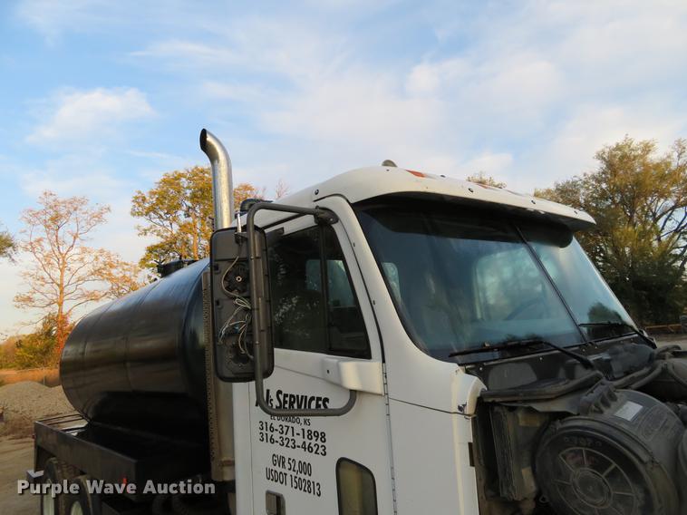 image for item DF9793 2006 Freightliner Columbia vacuum truck