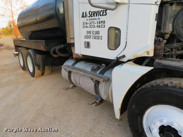 image for item DF9793 2006 Freightliner Columbia vacuum truck