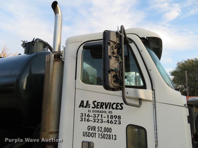 image for item DF9793 2006 Freightliner Columbia vacuum truck