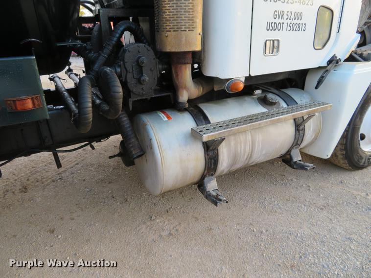 image for item DF9793 2006 Freightliner Columbia vacuum truck