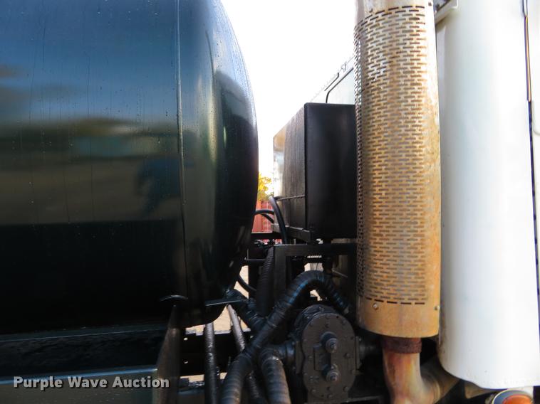 image for item DF9793 2006 Freightliner Columbia vacuum truck