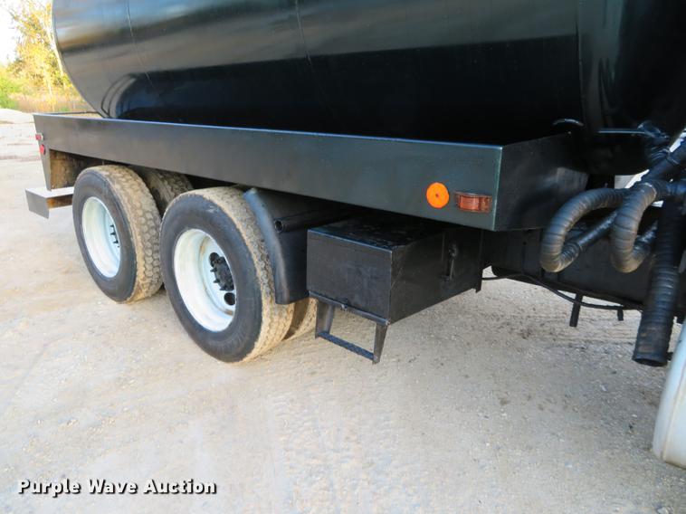 image for item DF9793 2006 Freightliner Columbia vacuum truck