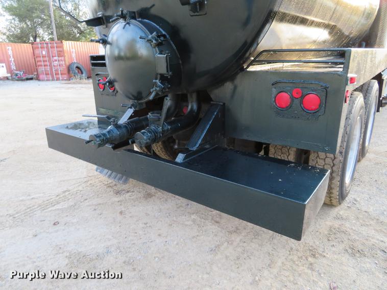 image for item DF9793 2006 Freightliner Columbia vacuum truck