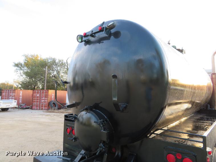 image for item DF9793 2006 Freightliner Columbia vacuum truck