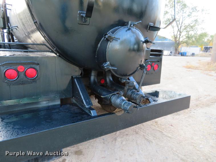 image for item DF9793 2006 Freightliner Columbia vacuum truck