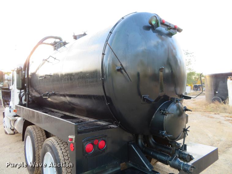 image for item DF9793 2006 Freightliner Columbia vacuum truck