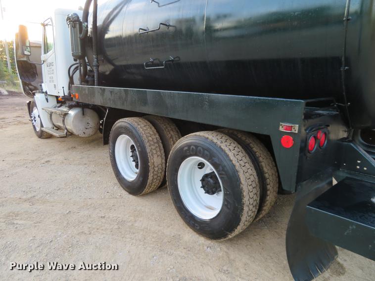image for item DF9793 2006 Freightliner Columbia vacuum truck