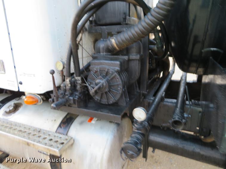 image for item DF9793 2006 Freightliner Columbia vacuum truck