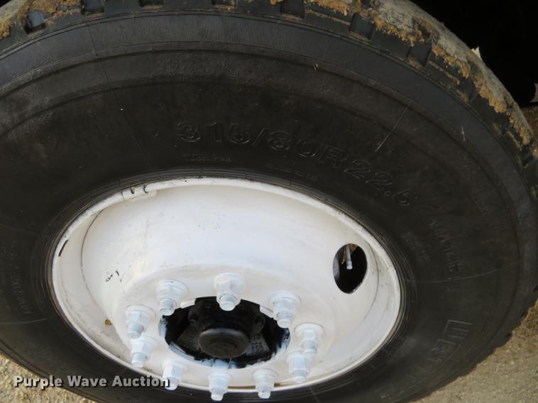 image for item DF9793 2006 Freightliner Columbia vacuum truck