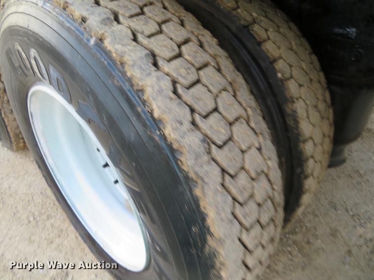 image for item DF9793 2006 Freightliner Columbia vacuum truck