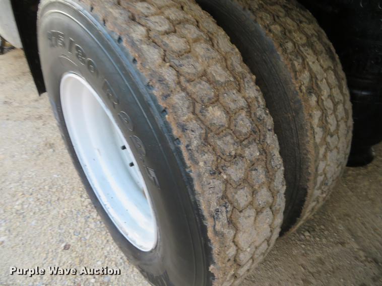 image for item DF9793 2006 Freightliner Columbia vacuum truck