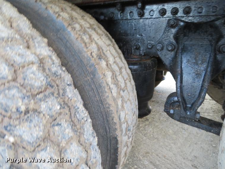 image for item DF9793 2006 Freightliner Columbia vacuum truck