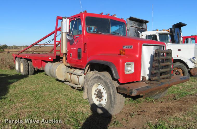 image for item DF9806 1999 International Paystar 5000 oilfield rig up tandem truck