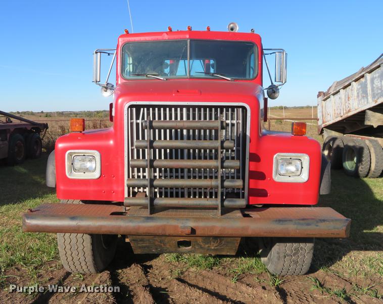 image for item DF9806 1999 International Paystar 5000 oilfield rig up tandem truck