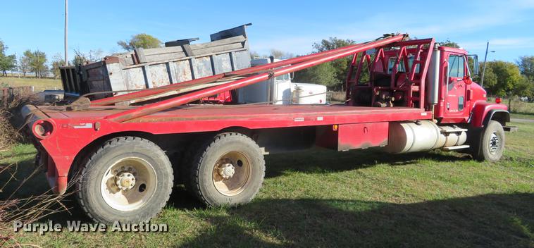 image for item DF9806 1999 International Paystar 5000 oilfield rig up tandem truck