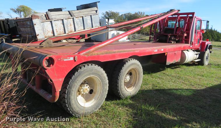 image for item DF9806 1999 International Paystar 5000 oilfield rig up tandem truck