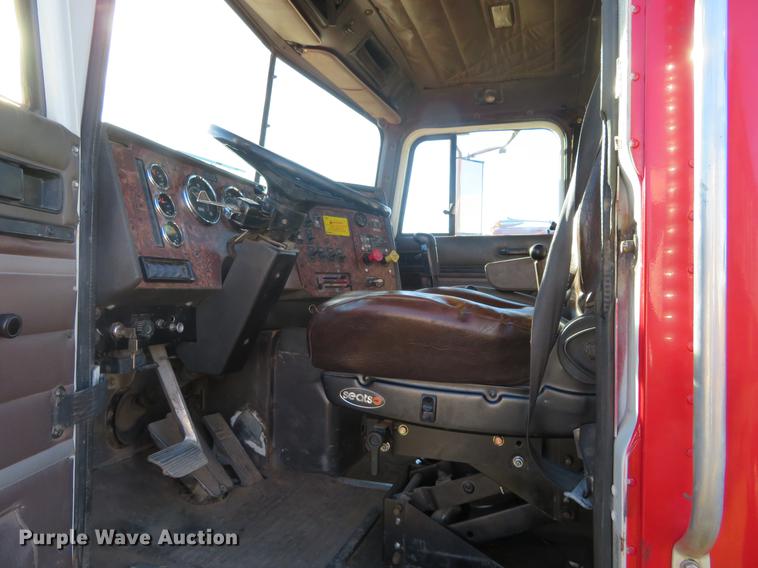 image for item DF9806 1999 International Paystar 5000 oilfield rig up tandem truck