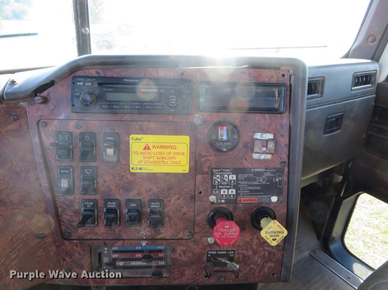 image for item DF9806 1999 International Paystar 5000 oilfield rig up tandem truck