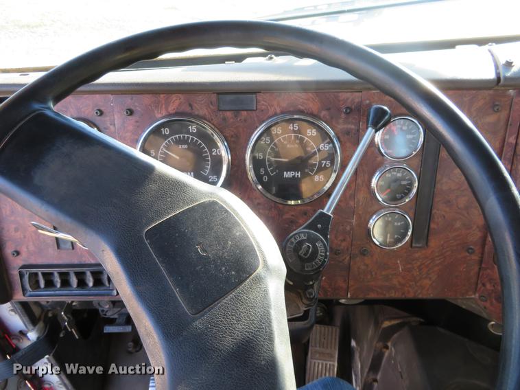 image for item DF9806 1999 International Paystar 5000 oilfield rig up tandem truck