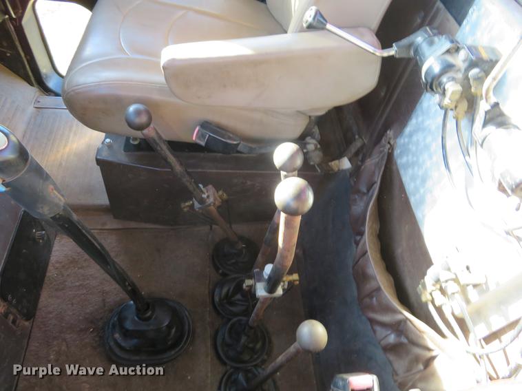 image for item DF9806 1999 International Paystar 5000 oilfield rig up tandem truck