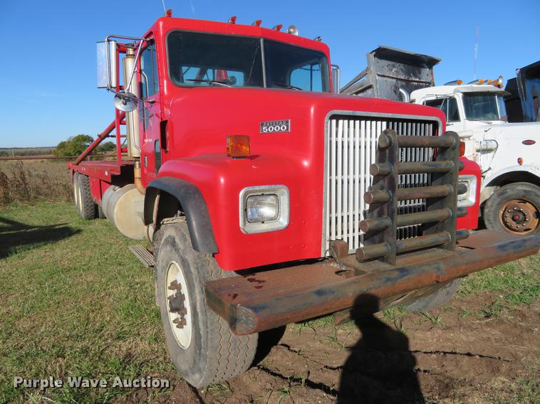 image for item DF9806 1999 International Paystar 5000 oilfield rig up tandem truck