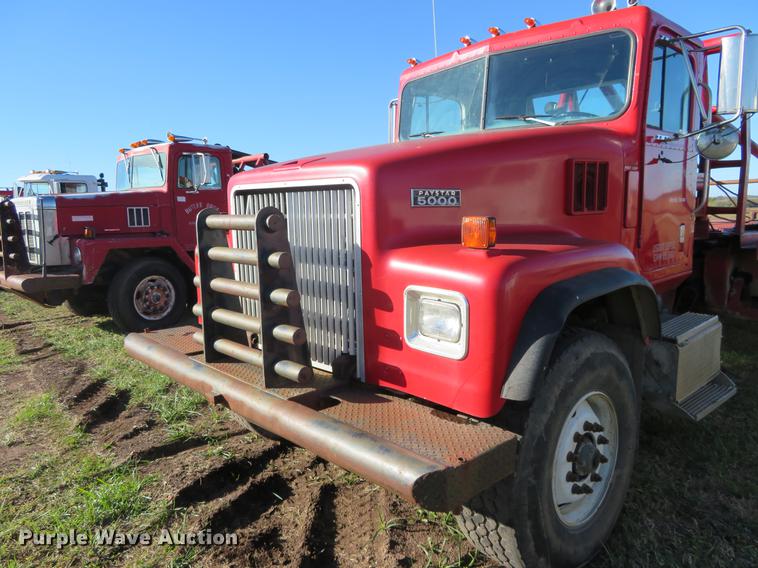 image for item DF9806 1999 International Paystar 5000 oilfield rig up tandem truck
