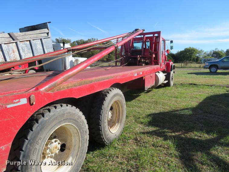 image for item DF9806 1999 International Paystar 5000 oilfield rig up tandem truck