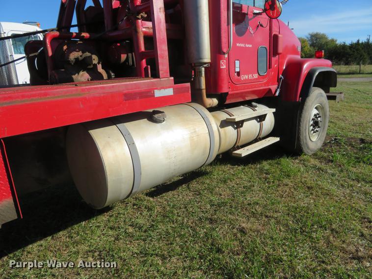 image for item DF9806 1999 International Paystar 5000 oilfield rig up tandem truck