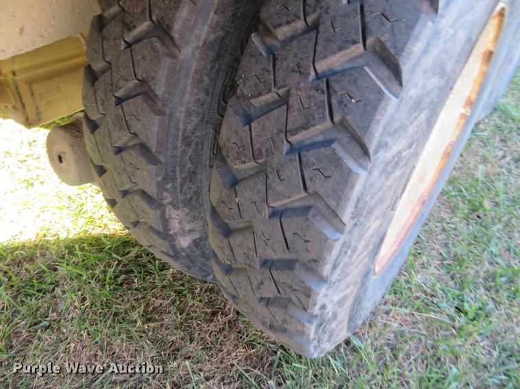 image for item DF9806 1999 International Paystar 5000 oilfield rig up tandem truck