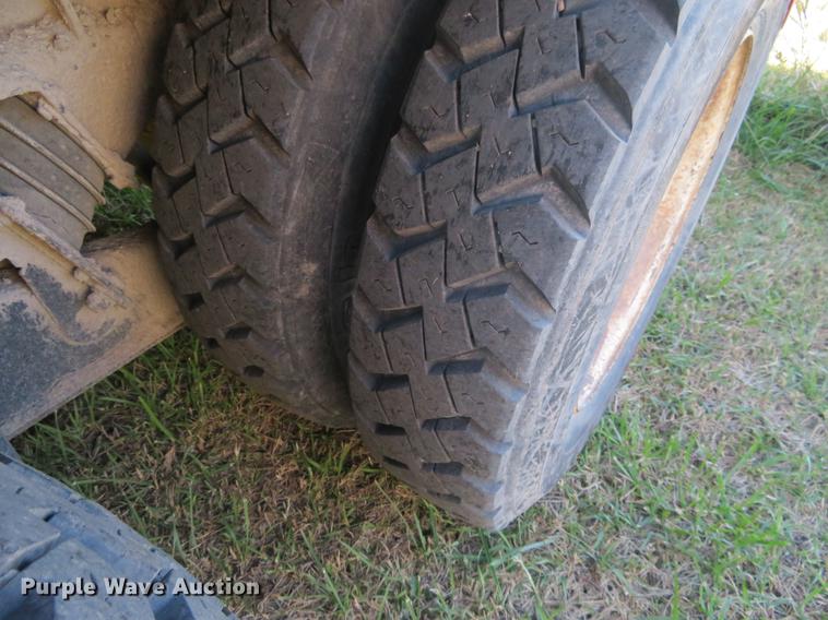 image for item DF9806 1999 International Paystar 5000 oilfield rig up tandem truck