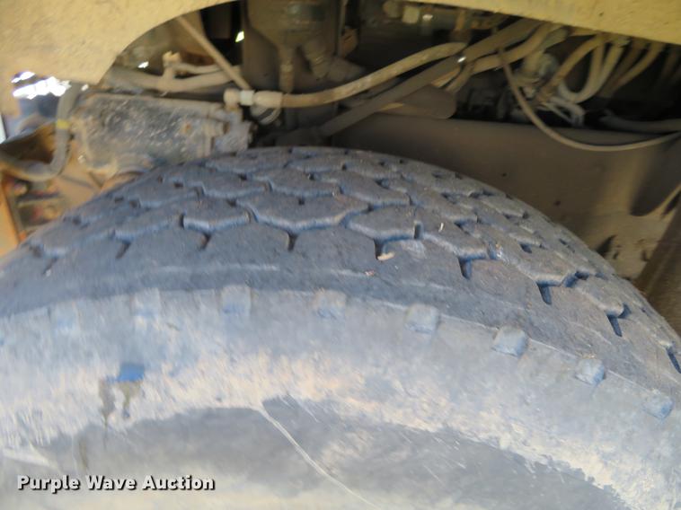 image for item DF9806 1999 International Paystar 5000 oilfield rig up tandem truck