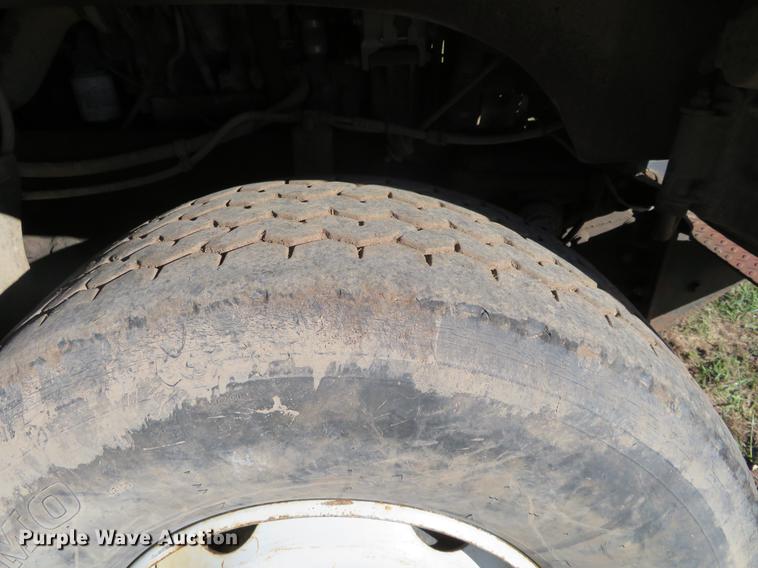 image for item DF9806 1999 International Paystar 5000 oilfield rig up tandem truck