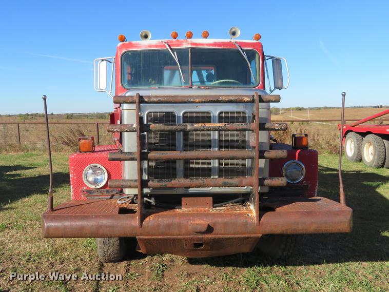 image for item DF9807 1981 International Paystar 5000 oilfield rig up tandem truck