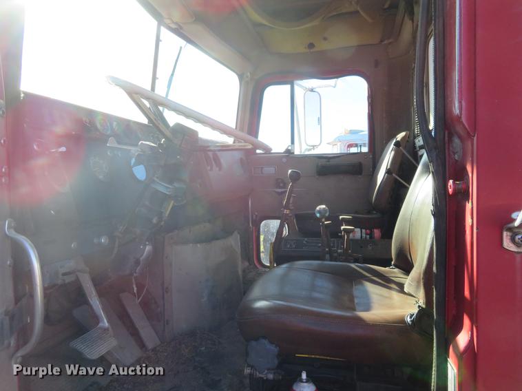 image for item DF9807 1981 International Paystar 5000 oilfield rig up tandem truck